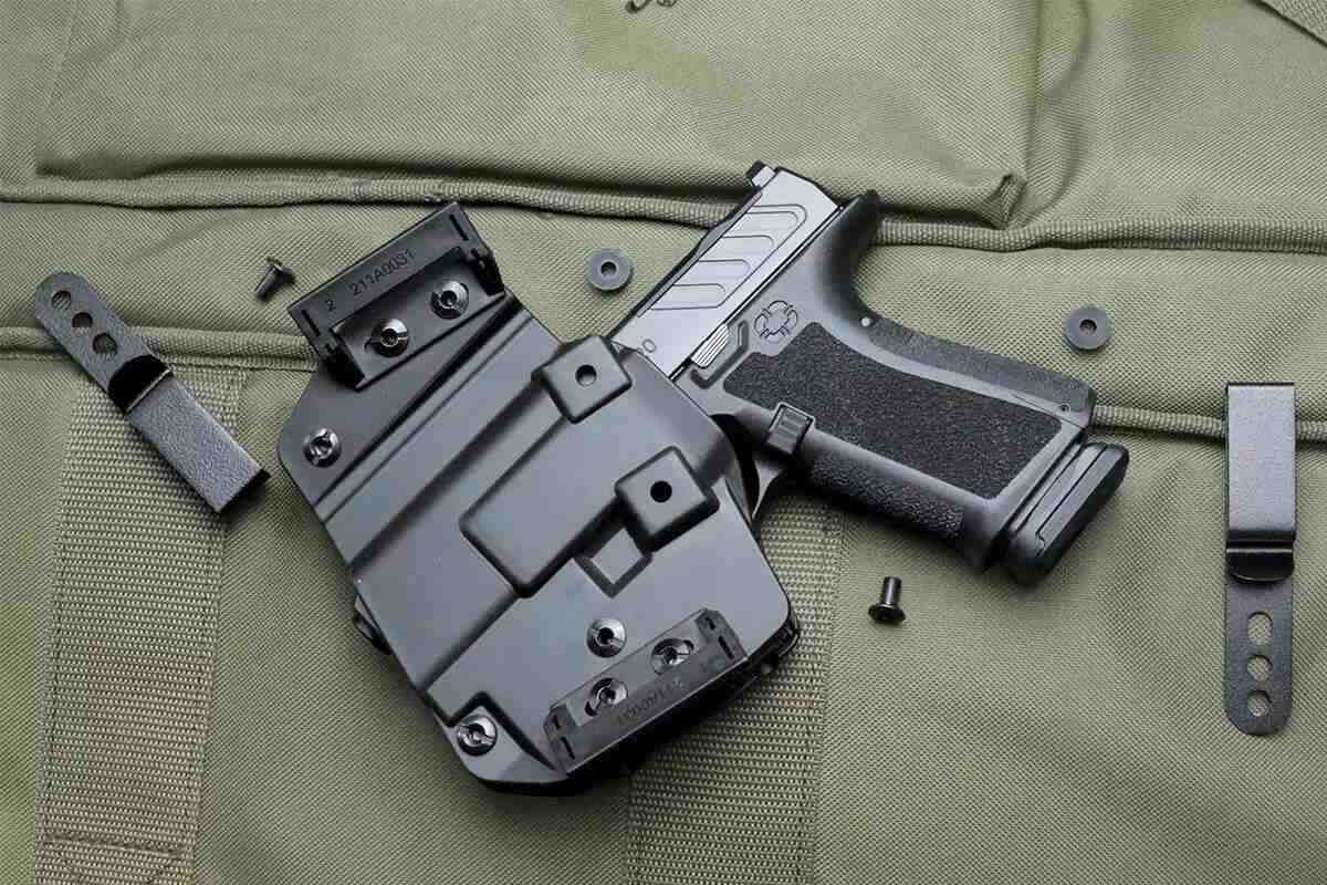 MultiFlex — это универсальная кобура для скрытого ношения, которая подходит для разных моделей пистолетов. Она имеет множество регулировок крепления, что позволяет настроить её под индивидуальные потребности пользователя. 