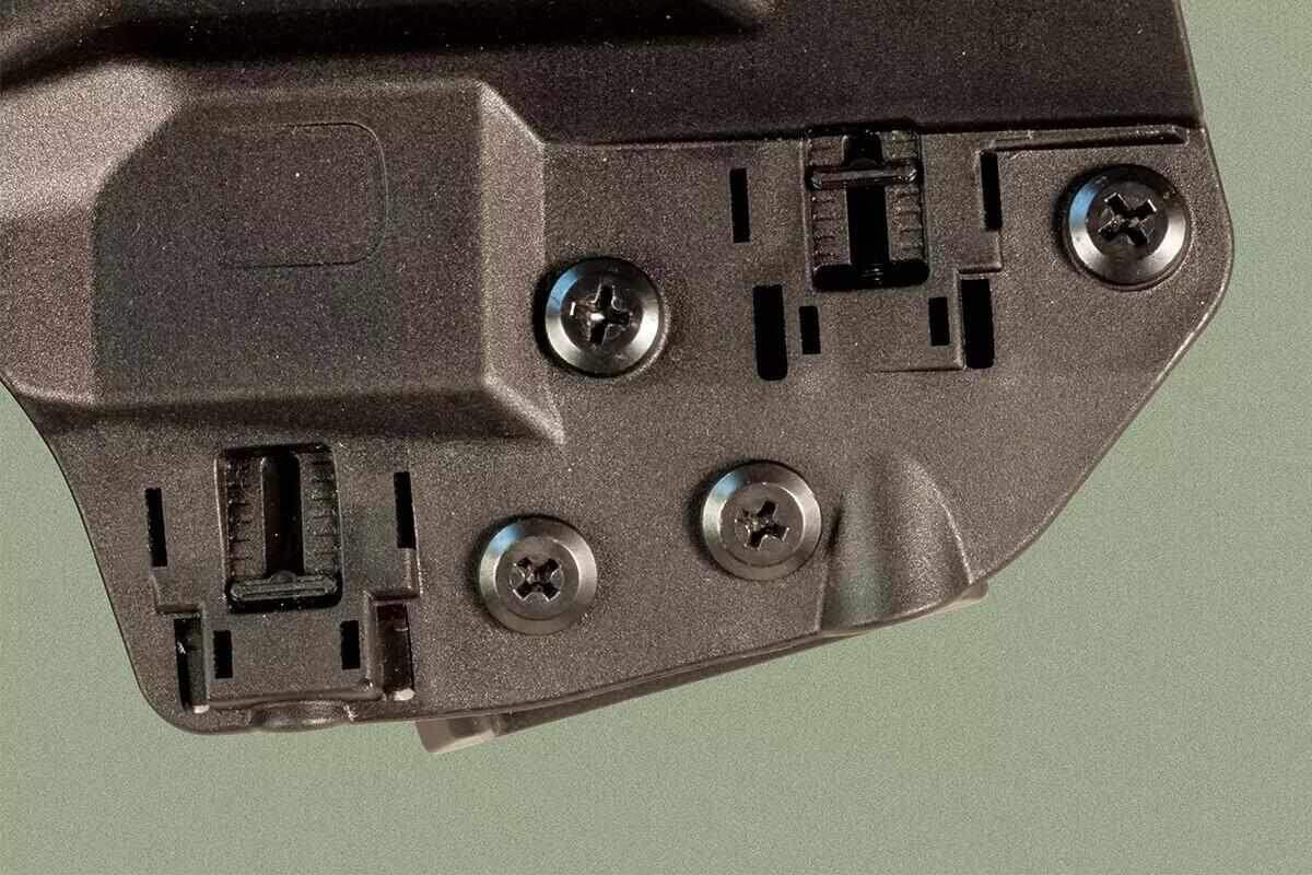 Ширина и удержание спусковой скобы регулируются четырьмя винтами Phillips. Два ползунка, к которым можно получить доступ снизу, используя отвёртку, помогают устранить люфт из стороны в сторону.