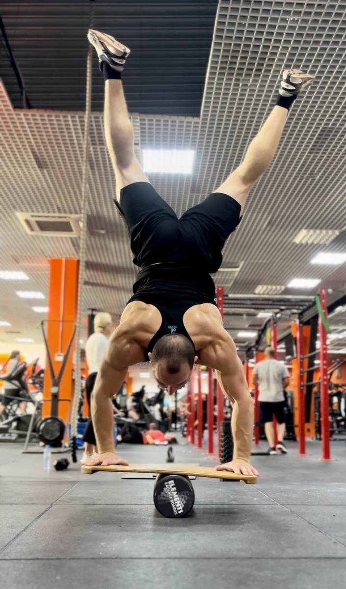 Стокайка на руках на балансборде. 