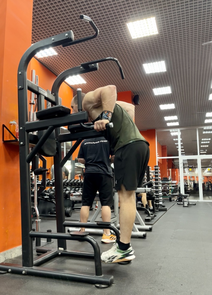 Отжимания на брусьях. 