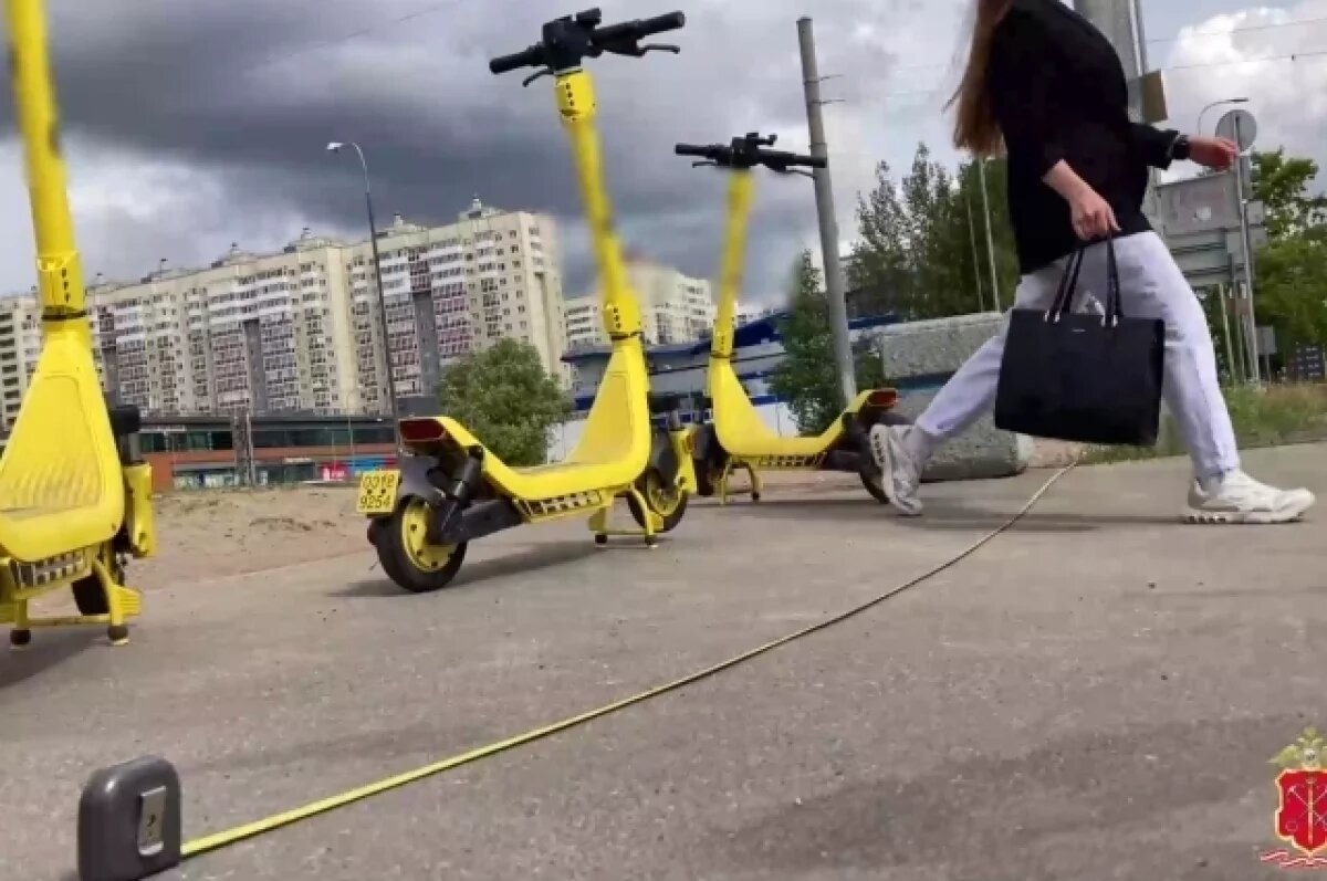    На Яхтенной улице в Петербурге самокатчик сбил ребёнка и скрылся