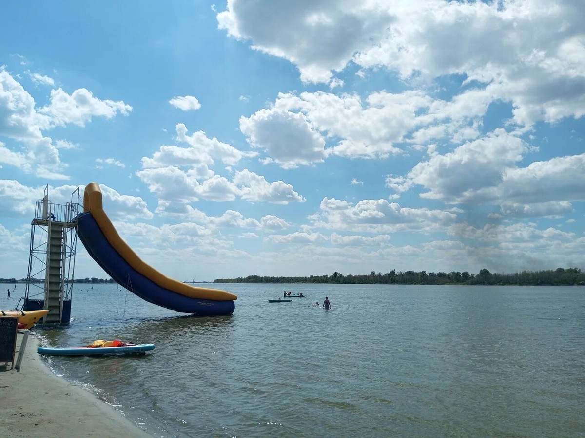 На пляже — в основном платные развлечения: прокат сапов, горка для ныряния в воду. Источник фото: Яндекс Карты. Автор: Andrey S.