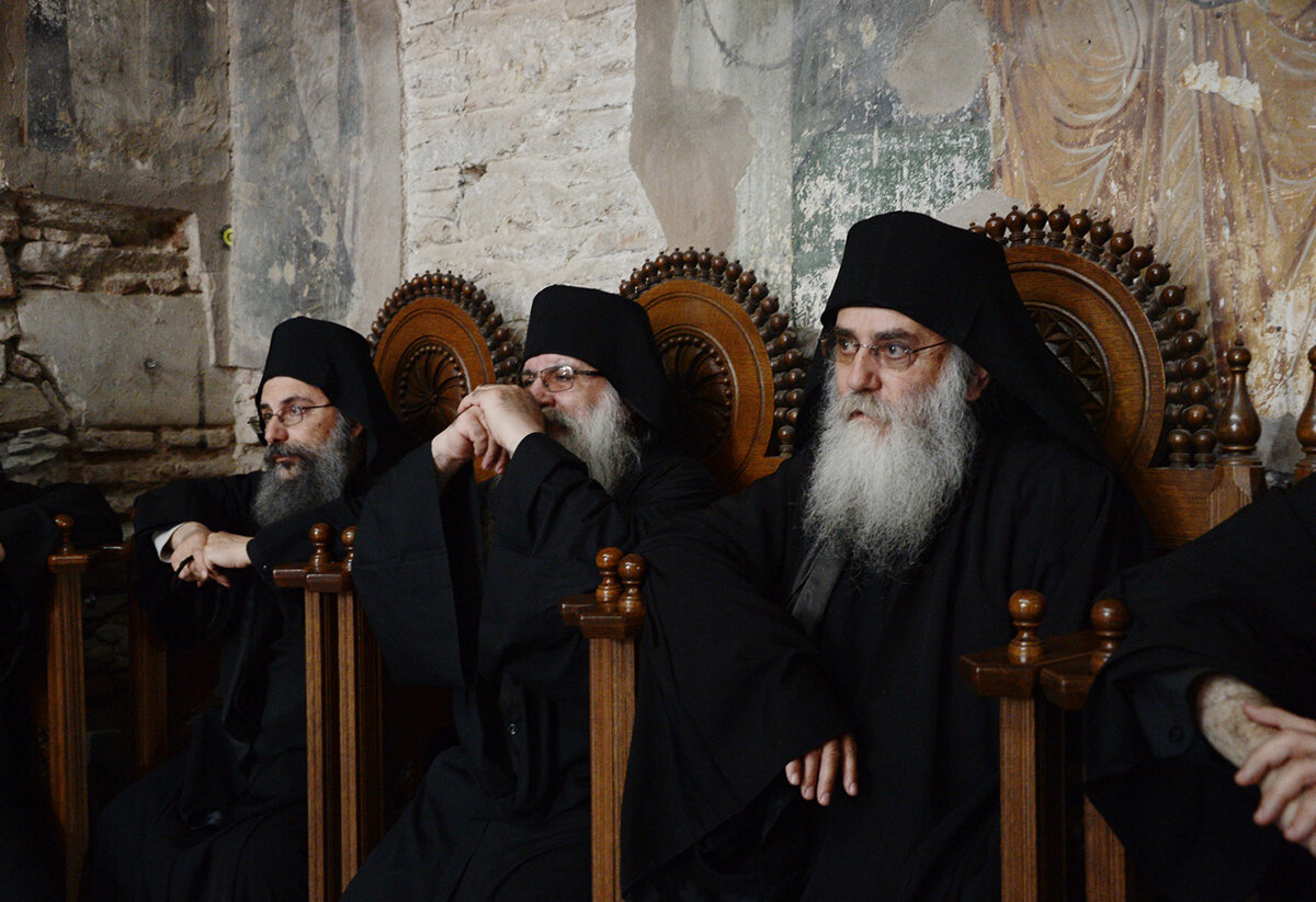 Υπάρχουν πολλά ορθόδοξα μοναστήρια στο Άγιο Όρος, όπου οι αδελφοί προσεύχονται μαζί στον Θεό, αλλά ανάμεσά τους υπάρχουν και μοναχοί που προτιμούν τη σκήτη και τον αυστηρό ασκητισμό.