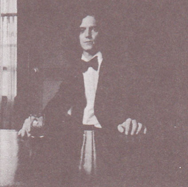 Барабанщик, перкуссионист и вокалист Leslie Sampson.
