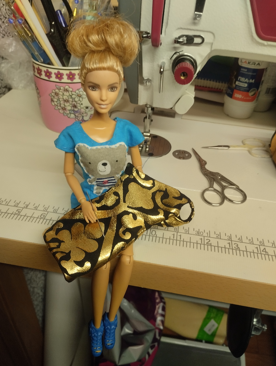 Дошивает уже. Какая умница! 