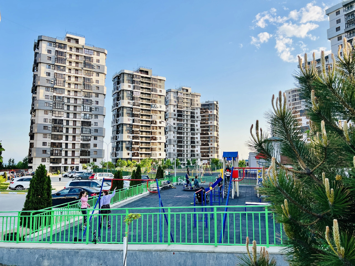 Современные детские площадки с безопасным покрытием 