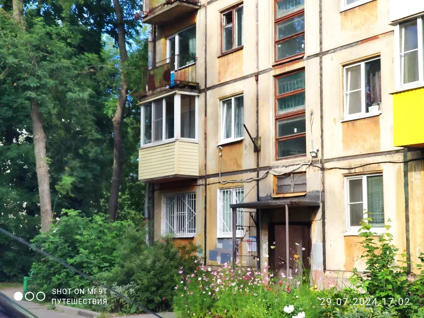 Череповец.Угловую квартиру на первом этаже мы и снимали. Фото автора (листайте галерею)