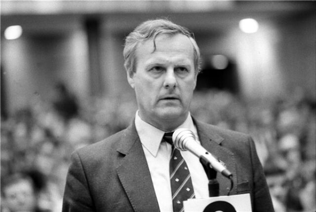    Анатолий Собчак стал мэром Ленинграда в 1991 году. Этот пост он занимал до 1996 года.