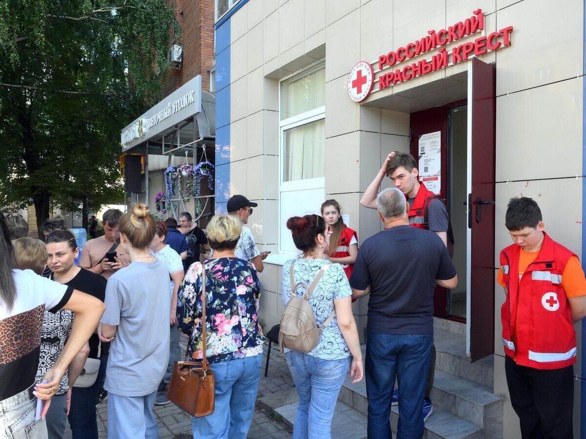    Жители приграничных районов Курской области, пострадавшие в результате атаки ВСУ в Центре гуманитарной помощи Российского Красного Креста в Курске© РИА Новости / Илья Питалев