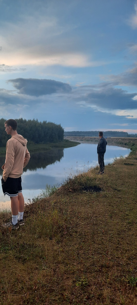 Сын и муж на берегу реки.