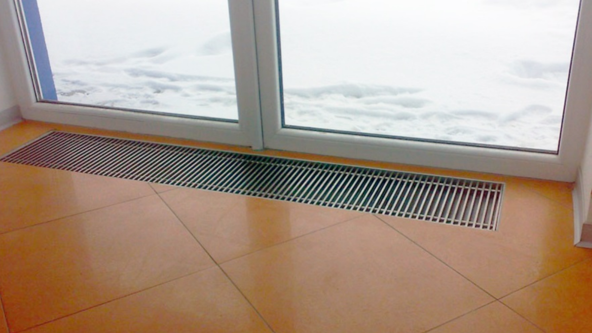 Внутрипольный конвектор у панорамного окна