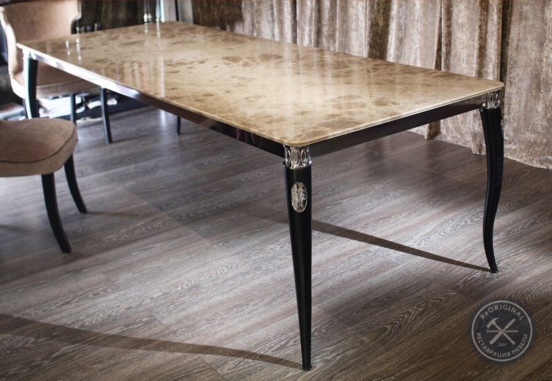 Реставрация столешниц из камня – это самый распространенный тип работ, ведь современная кухонная мебель, комоды, журнальные столики для косметики всегда украшают оригинальные поверхности. Цвет столешниц из искусственного камня  бывает разный: белый, мрамор, гранит, малахит, темно-вишневый, персиковый, красный дуб и гордый черный.Искусственный материал, несмотря на свою неприхотливость к эксплуатации очень плохо «реагирует» на удары, неравномерные нагрузки, воздействие абразивных материалов, поэтому реставрация поверхностей неизбежна. Для этого используются специальные методики восстановления поверхностей из искусственного камня различных технологий изготовления.
Мы предлагаем реставрацию столешниц и изделий из камня в условиях мастерской, а также непосредственно по месту установки мебели или других предметов, содержащих в качестве отделки такой материал. Мастер перед выполнением работ произведёт тщательный осмотр, рассмотрит дефекты, определит ориентировочный срок ремонта, а также стоимость реставрации.https://reoriginal.ru/restavratsiya-izdelij-iz-kamnya/