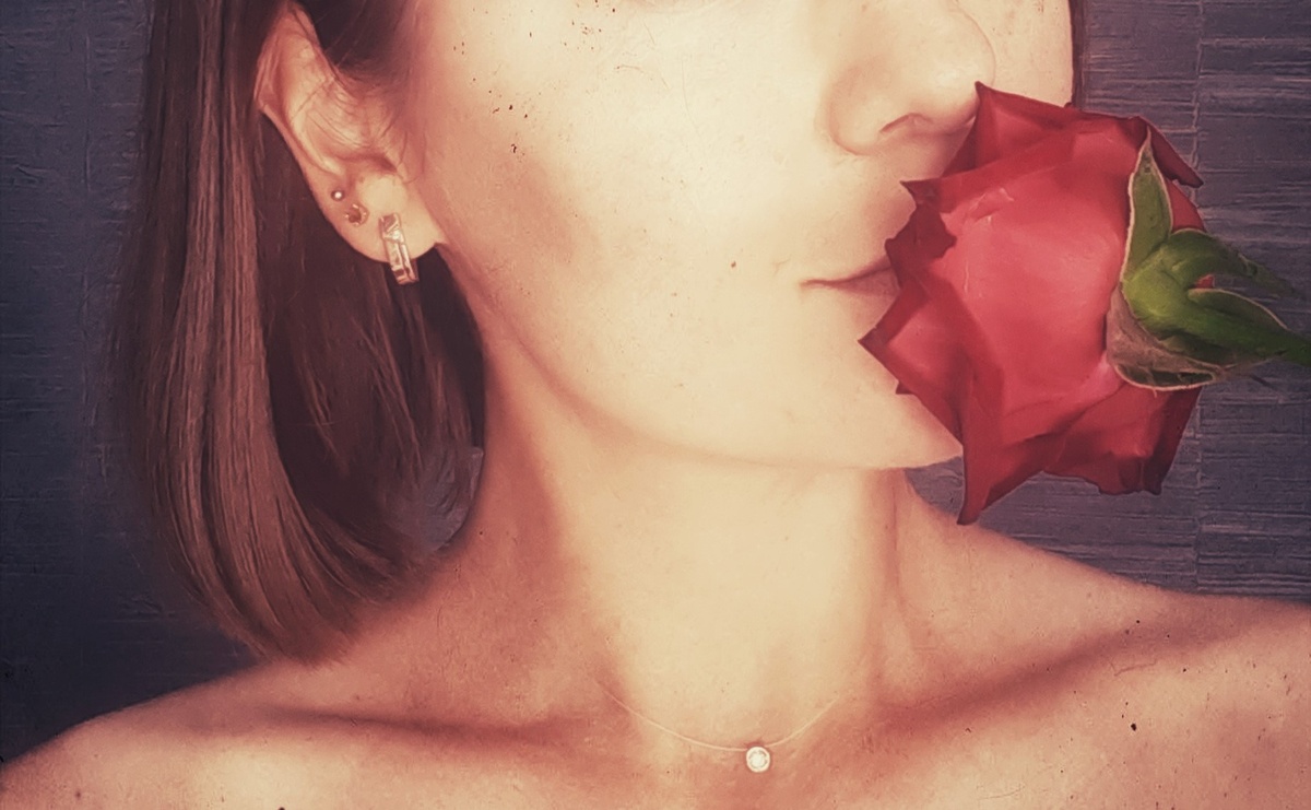 Женщина с розой. Грузия