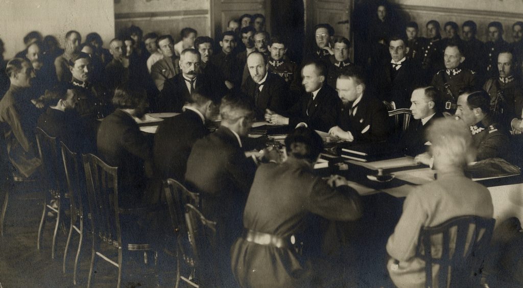 Заключение Рижского мирного договора. Источник: https://myslpolska.info/wp-content/uploads/2021/03/traktat-2.jpg