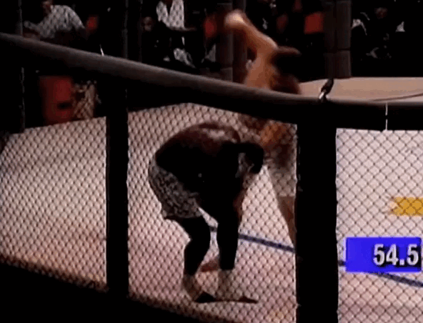 Удары в затылок и добивания ногами 