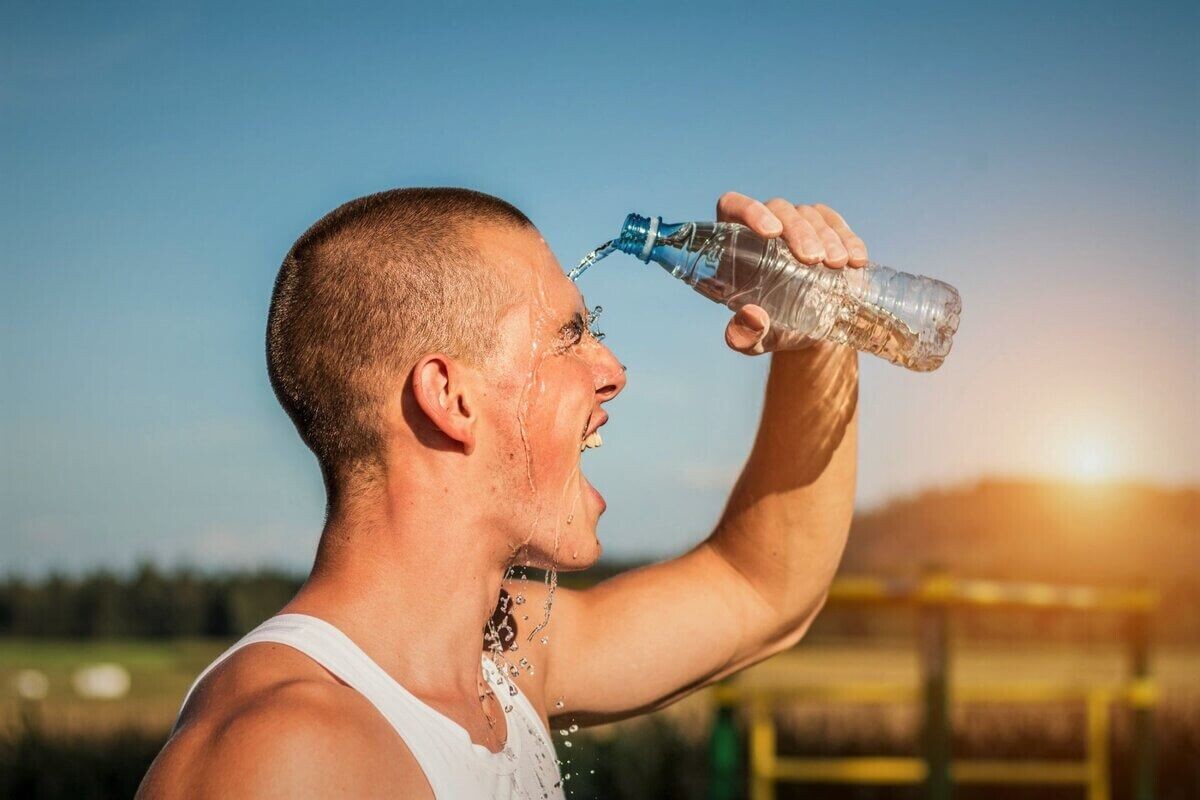    В жару снижается потребность в калориях, но требуется больше жидкости. Источник фото: unews24.ru
