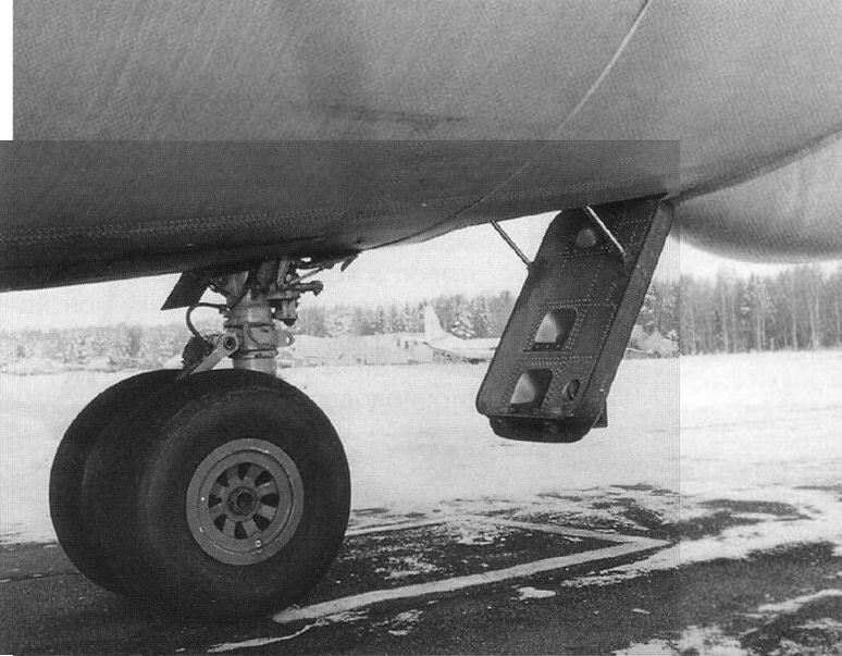 Нижний аварийный люк Ан-12