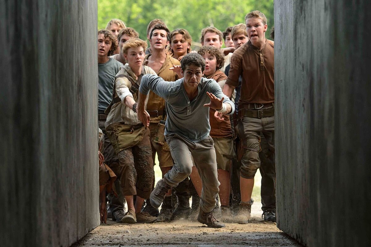 Кадр из фильма "Бегущий в лабиринте" ("The maze runner") Томас (Дилан О'Брайен) и остальные глейдеры 2014