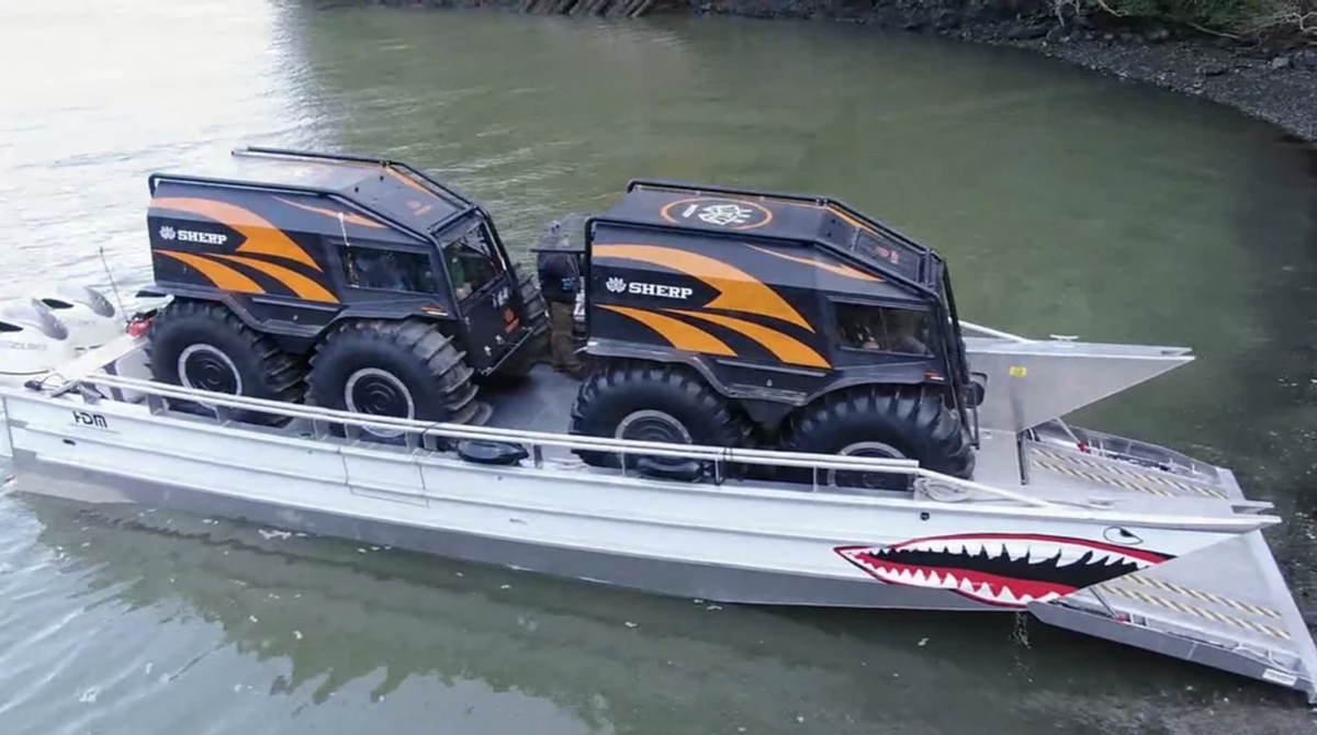 Лодка перевозит Вездеход Шерп