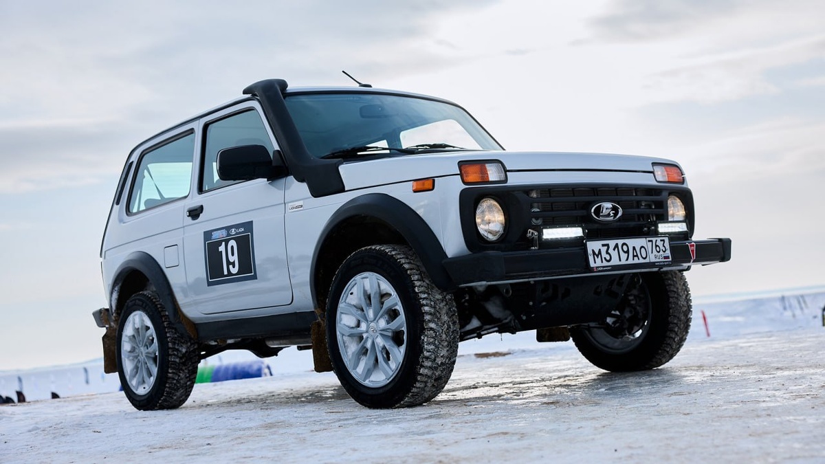  В декабре запустится серийное производство Lada Niva Sport⚙️ Под капотом у внедорожника вместо 1,7-литрового 83-сильного двигателя установлен 1,6-литровый 122-сильный — он заимствован у Granta Sport, но имеет оригинальные калибровки.🚗 Также инженеры усилили задний мост и подвеску, установили другие пружины и амортизаторы от Lada Sport, четырёхсателлитные межколёсные дифференциалы. 🚘 Тормозная система была полностью переделана с использованием компонентов от Granta Sport и Vesta.🕹 Центральный тоннель переделан под новый механизм управления раздаточной коробкой — с одним рычагом вместо двух.