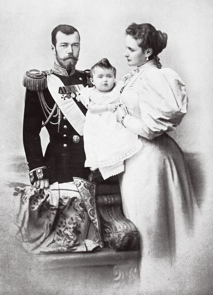 Император Николай II с императрицей Александрой Федоровной и дочерью Ольгой. 1896 год. Фото Сергея Левицкого.