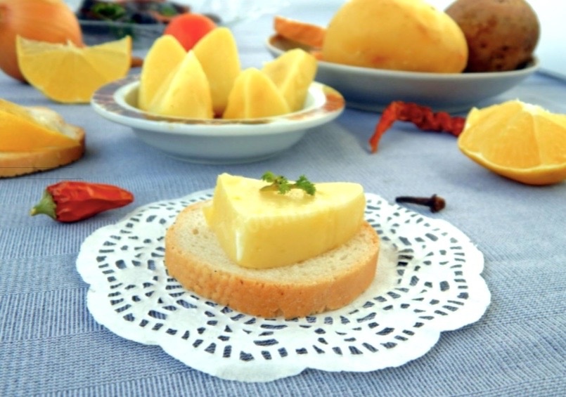 Картофельный сыр с сушеными грибами и пряными травами.
