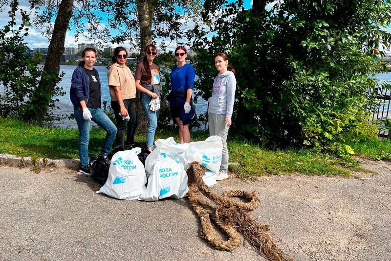    Субботник на Университетской набережной прошел 9 августа. На уборку вышли специалисты комитета охраны окружающей среды и работники управы № 11.