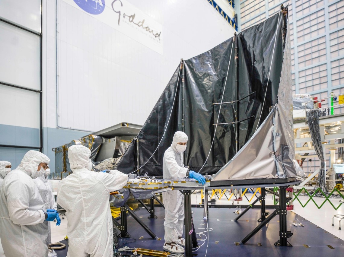 После успешного тестового развёртывания в Центре космических полётов имени Годдарда NASA, специалисты по чистым помещениям осматривают крышку апертуры космического телескопа «Нэнси Грейс Роман». Источник: NASA / Chris Gunn  📷
