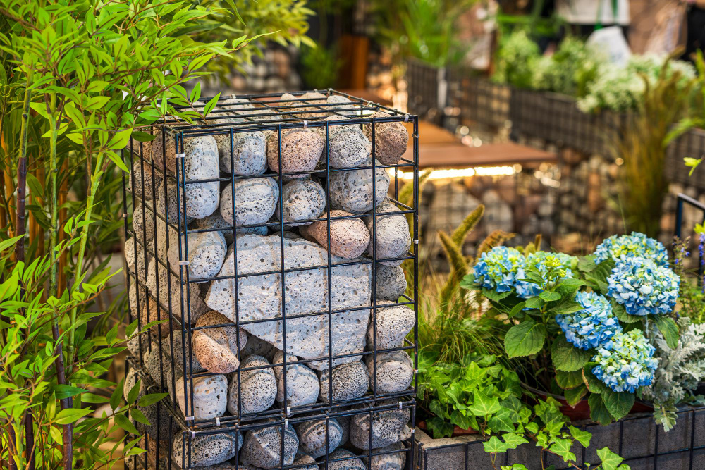 Клумба с ограждением габион