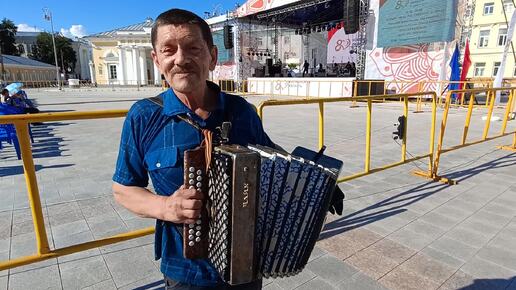 Сергей Волков исполняет свою авторскую песню под русскую гармонь 🪗 