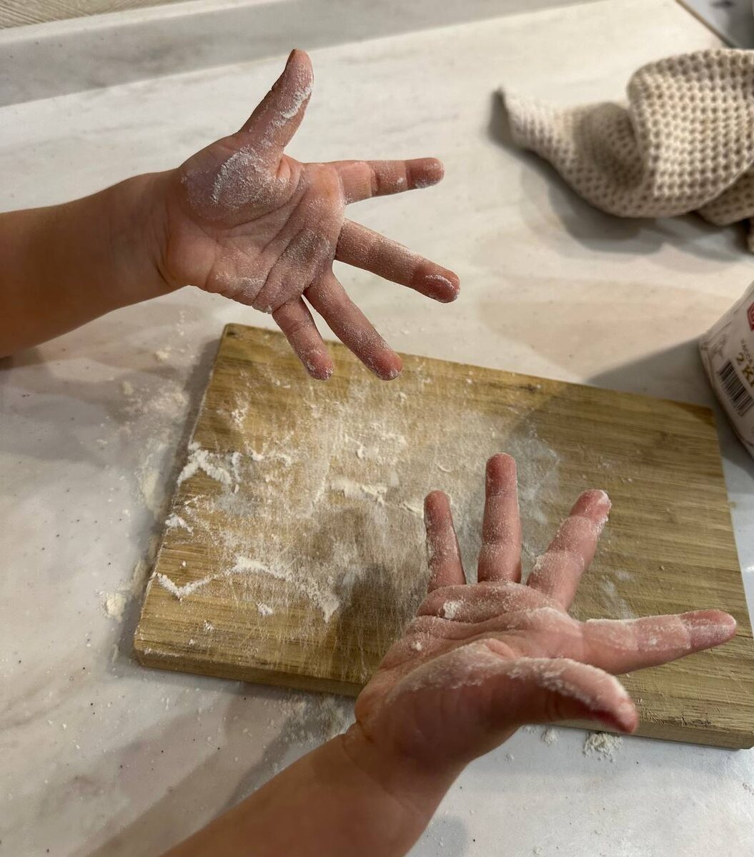 Возиться в муке здорово и весело 