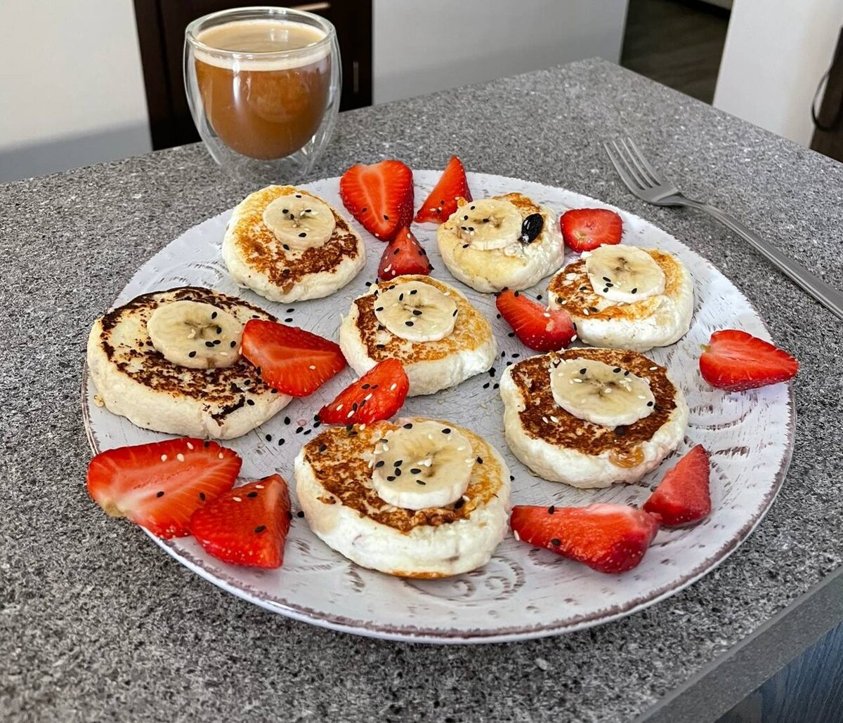 Можно украсить клубникой, бананом и кунжутом 