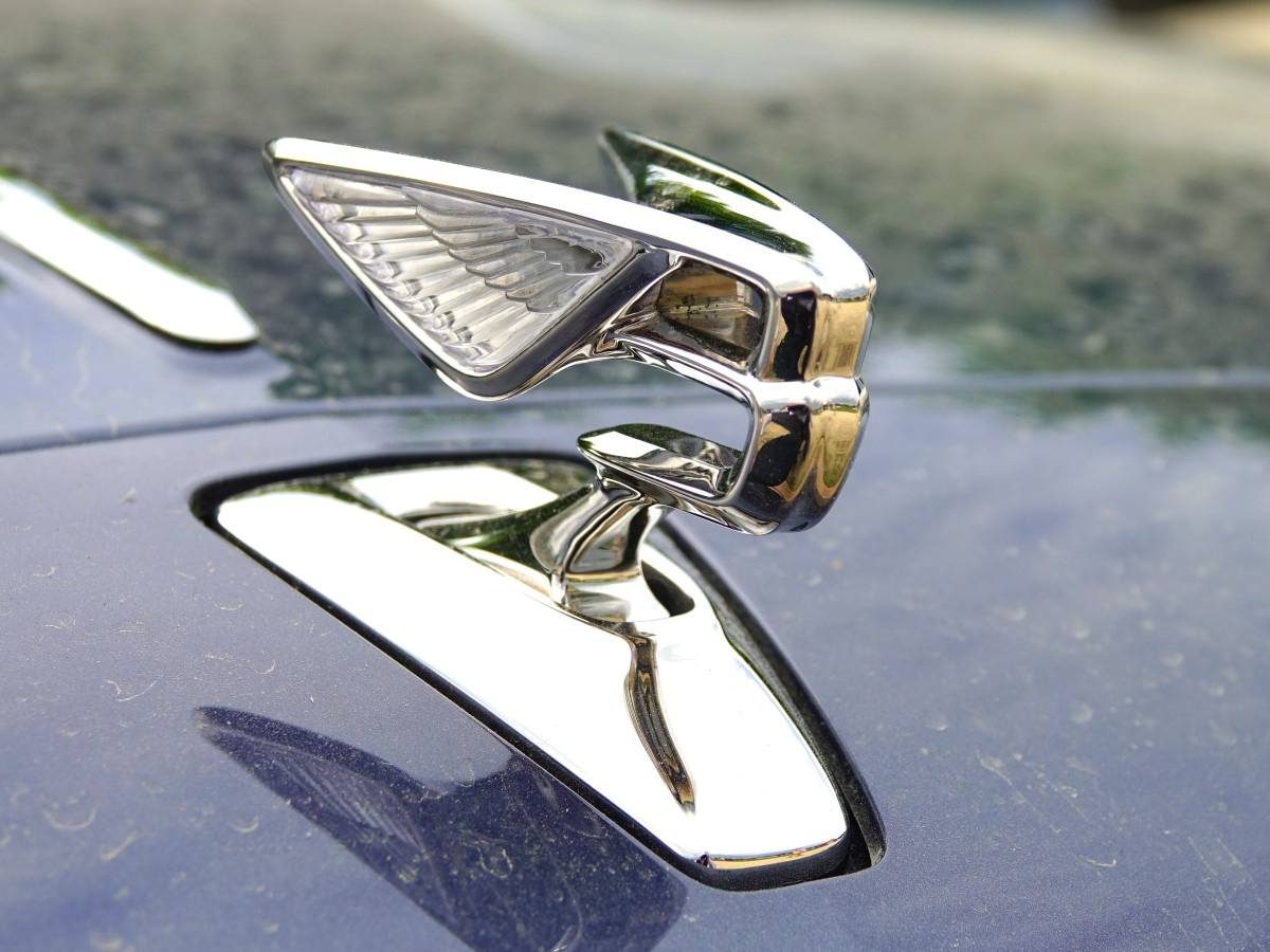    Bentley запатентовала летающий логотип для помощи автомобилю
