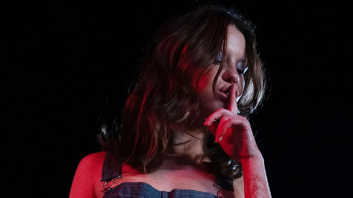 Кадр из фильма MaXXXine. Режиссер: Тай Уэст. Оператор: Элиот Рокетт. Производство: A24, Access Entertainment, Motel Mojave, New Zealand Film Commission. Показ в России: Вольга