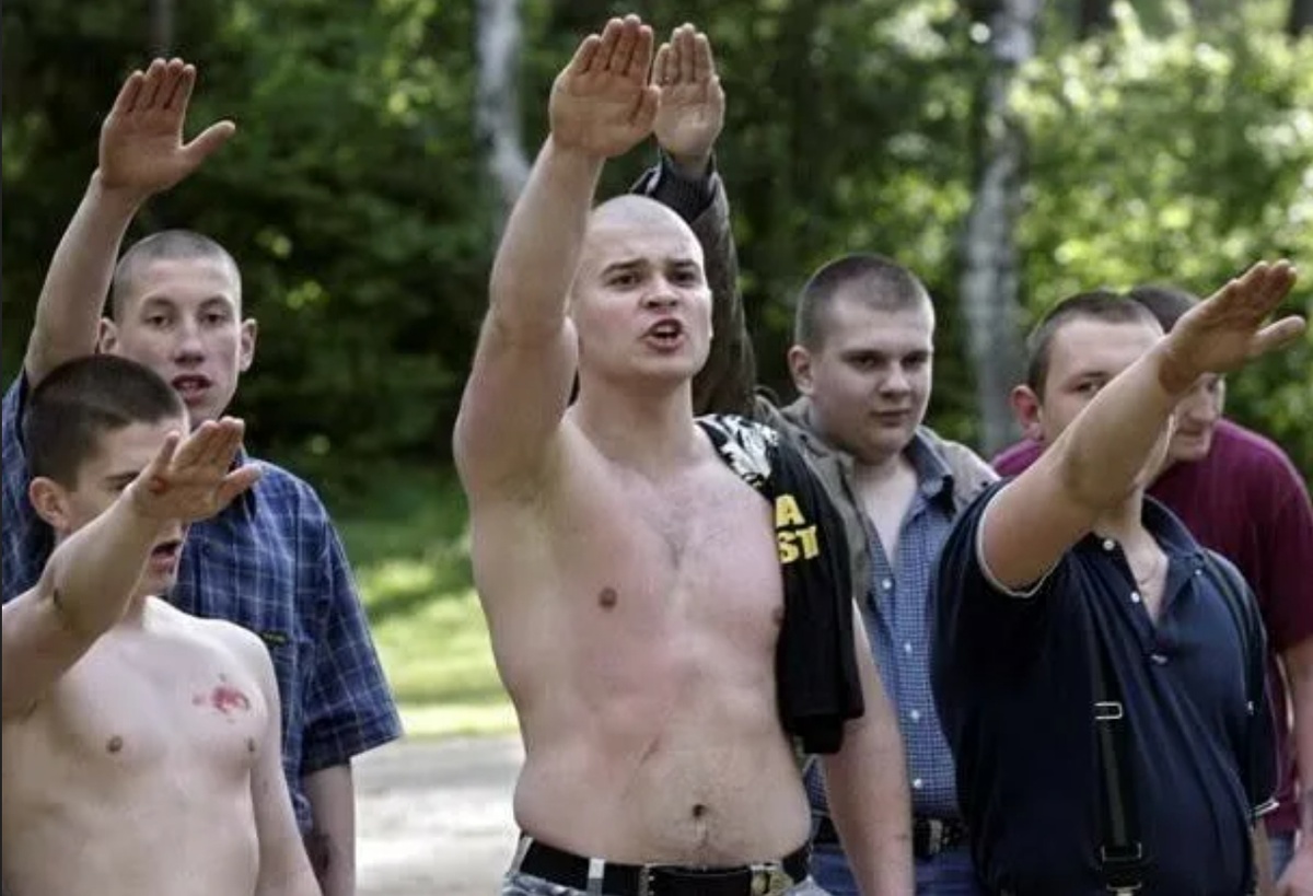 Скинхеды появилось в Англии в конце 60‑х годов XX века. Основной принцип претензий, который двигал ими тогда, был классово‑территориальный. Группировки стали расистскими в 80-е годы ХХ века. Тогда же сформировалась идеология движения White Power.В США по обвинению в подготовке покушения на Барака Обаму арестованы двое молодых людей. По сведениям спецслужб, они принадлежат группировке White Power.Скинхеды, разг. скины (англ. skinheads, от skin – кожа и head – голова) – собирательное название представителей молодёжной субкультуры.Скинхеды появилось в Англии в конце 60‑х годов XX века с возникновением движения так называемых "модов" (mods). "Моды" были выходцами из бедных рабочих районов английских городов. Они были первыми, кто противопоставил свой образ жизни тогдашней английской "золотой молодежи". Среди "модов" сразу же стали возникать ответвления, которые внесли значительные изменения как в одежду, так и в поведение, поскольку исходили уже не столько из эстетических соображений и желания как‑то выделить себя из толпы, сколько из удобства одежды для драки. Они первыми стали коротко стричься, чтобы в драке нельзя было схватить за волосы. Сугубо расовых мотиваций в движении скинхедов в Англии тогда еще не было, а основной принцип претензий, который двигал первыми скинхедами, был скорее классово‑территориальный.В 80‑е годы XX века под влиянием очередной волны переселенцев из Азии и агрессивной социальной политики английские скинхеды все больше стали превращаться в политизированные боевые группировки расистского толка. Этому в немалой степени способствовало появление панк‑рока, из которого выделился крайне жесткий, ритмичный и энергичный жанр "Oi!" (так приветствуют друг друга выходцы из городских низов Англии), ставший фирменным музыкальным стилем скинхедов и настоящей "музыкой действия". Отсюда берут начало все наиболее популярные ультраправые музыкальные группы и исполнители – Landser, Bound for Glory, No Remorse, Freikorps, Frank Rennicke. Тогда же, под влиянием творчества лидера самой популярной мировой скингруппы Srewdriver ("Отвертка") Яна Стюарта Дональдсона и американского публициста Дэвида Лейна складывается и идеология движения скинхедов – White Power (Белая власть) – гибрид из германского национал‑социализма и модернизированных расовых доктрин Третьего рейха.Базовой ценностной установкой движения White Power являются знаменитые "14 слов" Дэвида Лэйна (We must secure the existence of our people and a future for white children – "Мы должны защитить существование своего народа и будущее для наших белых детей"). "14 слов" – это одновременно и идеологическая платформа, и девиз, и руководство к действию, она же входит в знаменитый цифровой шифр скинхедов – "14/88". Число 88 является закодированным приветствием "Heil Hitler!" ("Хайль Гитлер!"), поскольку буква "H" стои?т в латинском алфавите восьмой. Число заповедей Дэвида Лэйна также равно восьмидесяти восьми.Отсюда вытекают понятия о "Белом мире" (Белой Европе) и концепция RaHoWa (Racial Holy War – Священная расовая война), обосновывающие абсолютную ценность и жизненную необходимость выживания белой расы в борьбе с другими расами, а также евреями, левыми силами и в целом с современным типом либерально‑демократического общества.С точки зрения адептов White Power, раса выше нации, а интересы "Белого мира" распространяются поверх узкополитических и узконациональных интересов отдельных белых народов, представляя собой этакий «белый интернационал». Поэтому расология White Power предполагает гораздо более широкий формат содружества белых наций с включением в идею "Белого мира" и "Великой Белой Европы" славян и некоторых других белых народов, считавшихся Гитлером неполноценными.