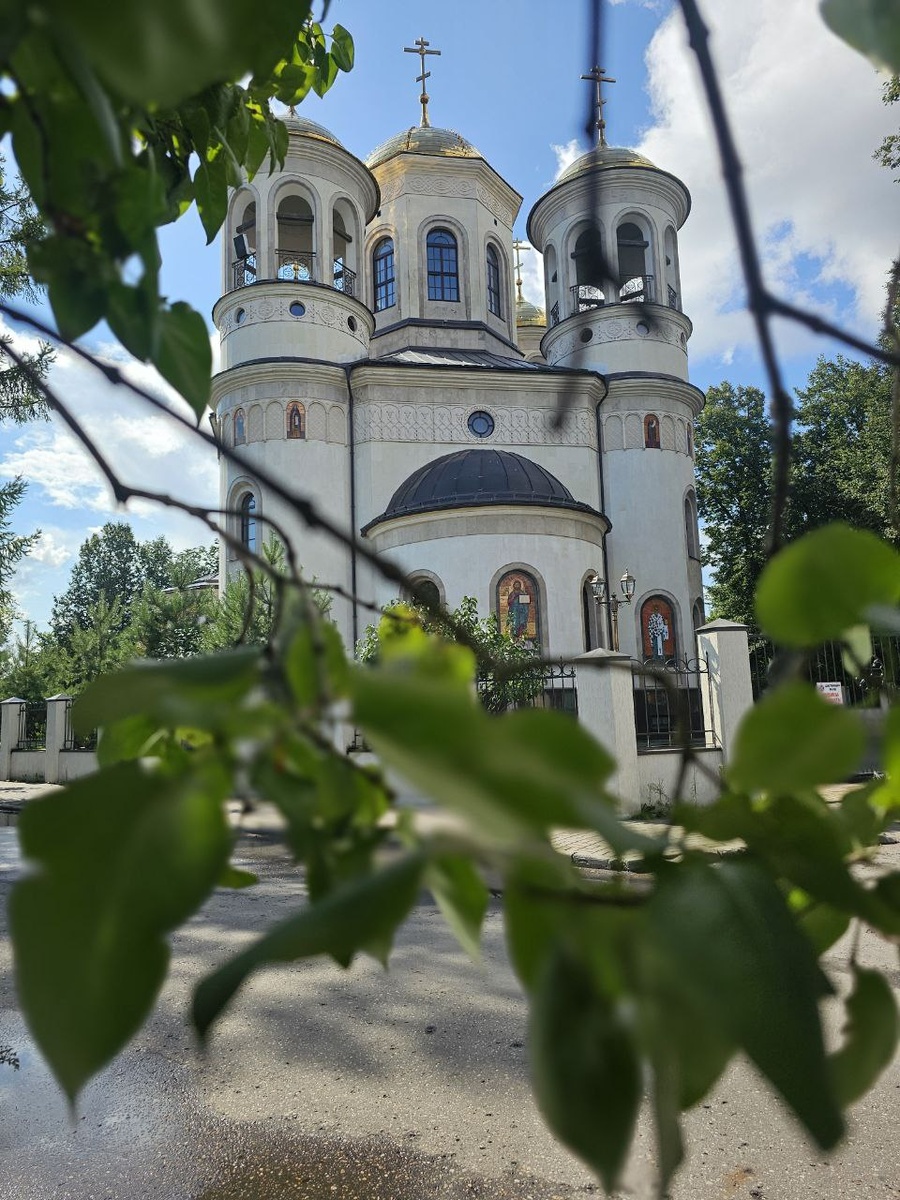 Я иногда думаю: а, может, это вовсе не мы играем какие-то роли в жизни других людей, а ОН таким образом вмешивается и пишет чью-то судьбу?... Фото автора. Звенигород.   