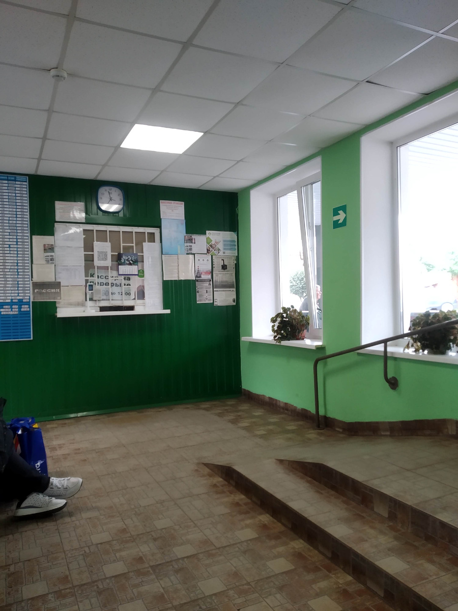 Касса все на том же месте. Помню, в детстве моей обязанностью было выскочить из Ленинградского автобуса и бежать в кассу занимать очередь за билетами на деревенский автобус. Теперь там тишина....