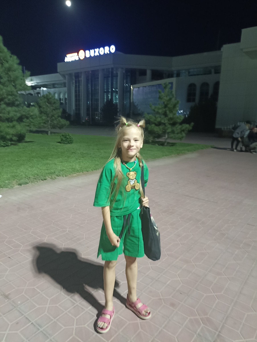 Моя дочь на фоне терминала в Бухаре. 