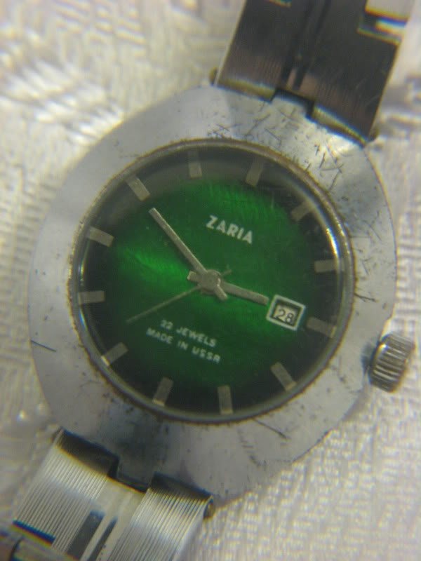 Примерно такие часы "Заря" на зеленом циферблате я носил на руке вплоть до службы в армии в конце 1980-х годов.