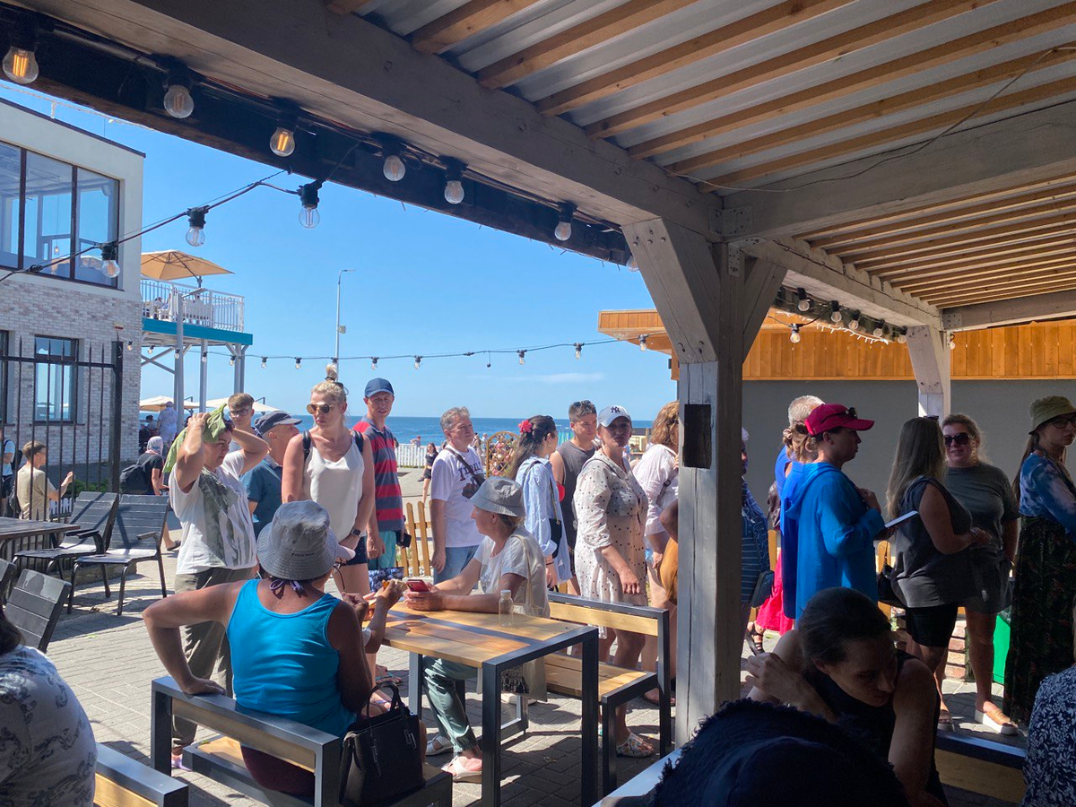 Очередь в Промрыбе за рыбной шаурмой. Спустя 5 минут после этого фото очередь увеличилась в полтора раза