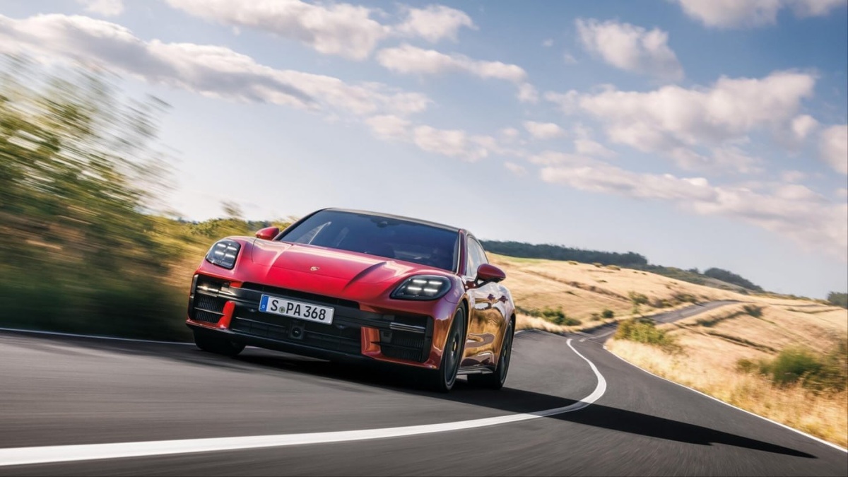 ✅ У версии Turbo S E-Hybrid два двигателя: 4,0-литровый V8 и электромотор. Развивают они 782 л.с. и 1000 Нм, а разгон до сотни составляет 2,9 секунды при максималке 325 км/ч. ✅ Модификация Panamera GTS обошлась без электрификации — у неё под капотом 500-сильный V8. К двигателю прилагаются особо спортивные настройки пневмоподвески с усиленными стабилизаторами и электронная блокировка дифференциала. ✅ Опционально для топовых Panamera компания предложит специально разработанный Carbon Aerokit, ликвидирующий подъёмную силу на передней оси и добавляющий 60 килограммов к прижимной силе на 200 км/ч.