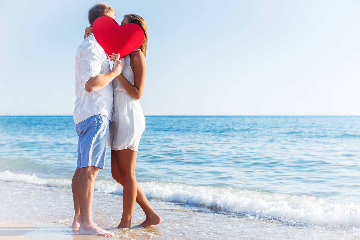 Источник: https://ru.freepik.com/premium-photo/loving-couple-sunny-sea-beach-with-red-heart-st-valentines-day-concept_41201085.htm#fromView=search&page=1&position=6&uuid=5fbe7b1f-efcf-4fa9-b4c7-29a5a4c6505e&query=%D0%BC%D0%B5%D0%B4%D0%BE%D0%B2%D1%8B%D0%B9+%D0%BC%D0%B5%D1%81%D1%8F%D1%86