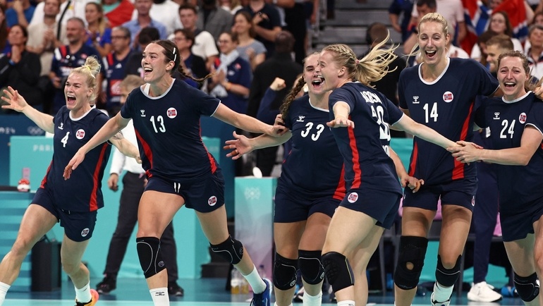    Гандболистки сборной Норвегии празднуют победу в финале Олимпиады-2024. Reuters