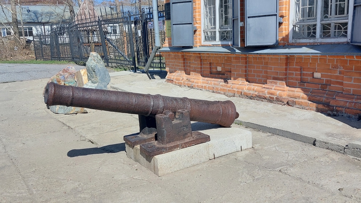 Одна из 24-х пушек, оборонявших Змеиногорскую крепость во второй половине XVIII века. До 1941г. из них производился праздничный залп на 1 мая и 7 ноября. Из фондов Музея истории развития горного производства им. Акинфия Демидова, г.Змеиногорск