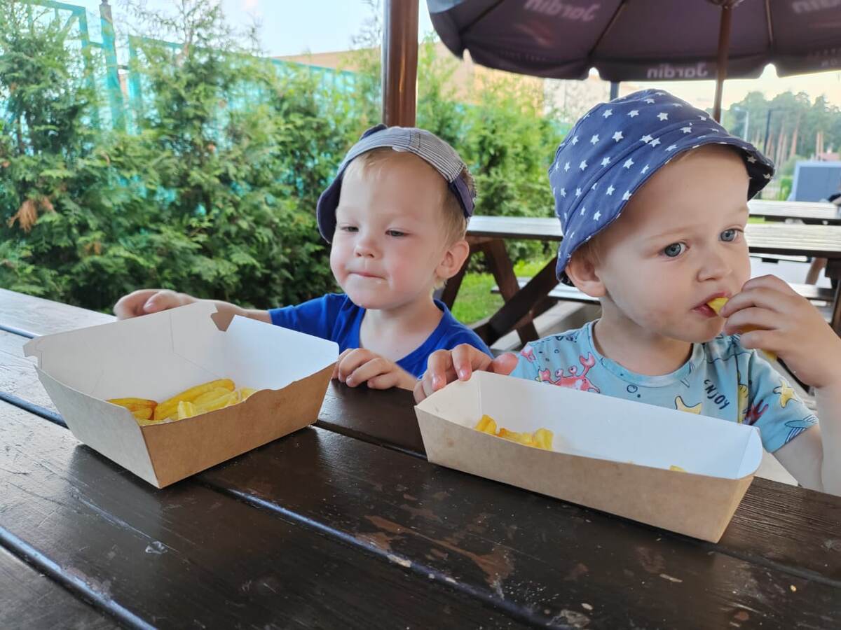 Пробуют фри