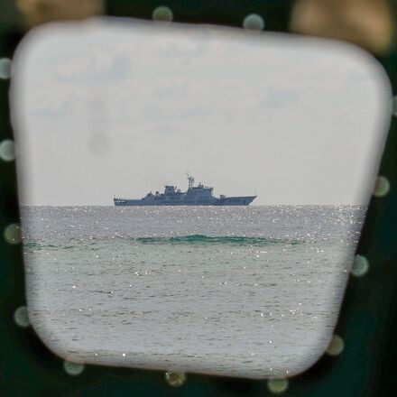 Судно береговой охраны Китая патрулирует вдоль берегов острова Пагаса (остров Титу) в группе островов Спратли в Южно-Китайском море, провинция Палаван, Филиппины.