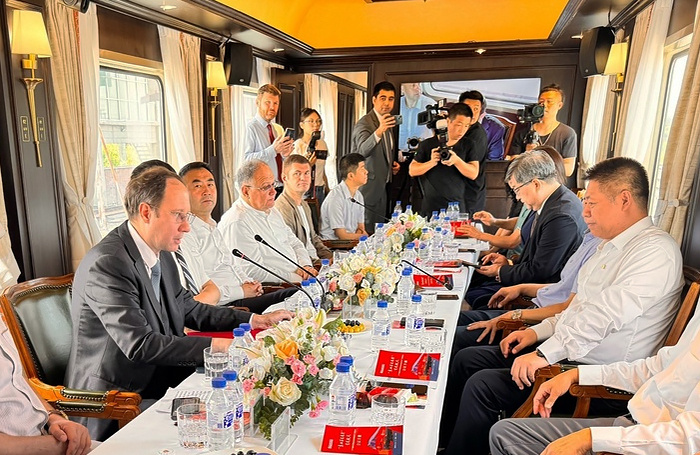    Во время торжественной церемонии запуска первого рейса туристического и экскурсионного железнодорожного состава «Чанлюйхао».Вконтакте/Генеральное консульство России в Шэньяне