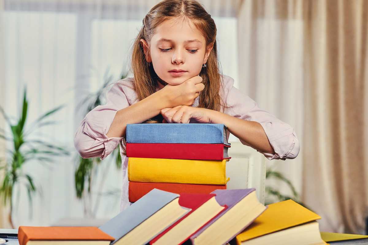 Источник изображения: https://ru.freepik.com/free-photo/cute-little-girl-table-with-lot-colorful-books_26398233.htm#fromView=search&page=1&position=6&uuid=b9a16789-c7a4-43be-ba32-1750c55240ce 