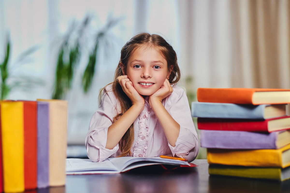 Источник изображения: https://ru.freepik.com/free-photo/cute-little-girl-table-with-lot-colorful-books_26398204.htm#from_view=detail_alsolike 