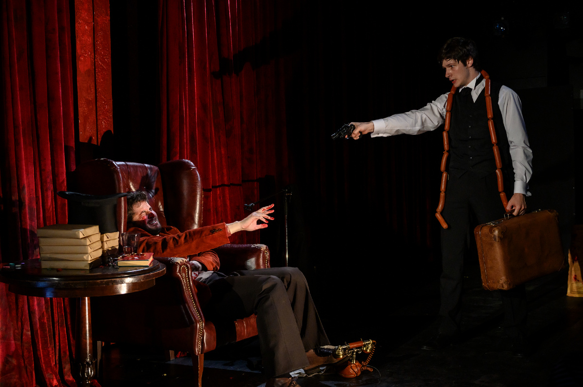 Армэн Арушанян и Кузьма Котрелев в спектакле "Очень-очень-очень темная материя". Фото Александры Торгушниковой